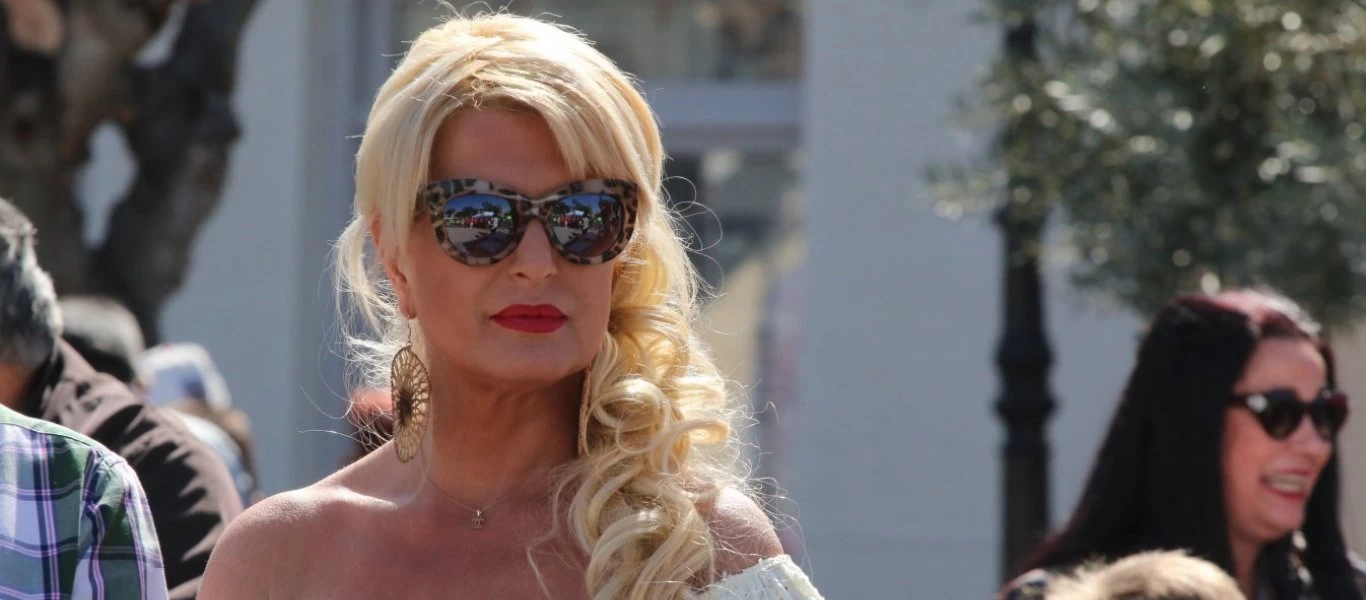 Η Μαρίνα Πατούλη «ξαναχτυπά»: Με κατακόκκινο σακάκι με παγιέτες πάνω σε μηχανή (φωτο)